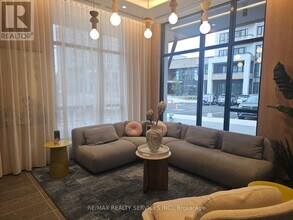 720 Whitlock Ave in Milton, ON - Building Photo - Building Photo