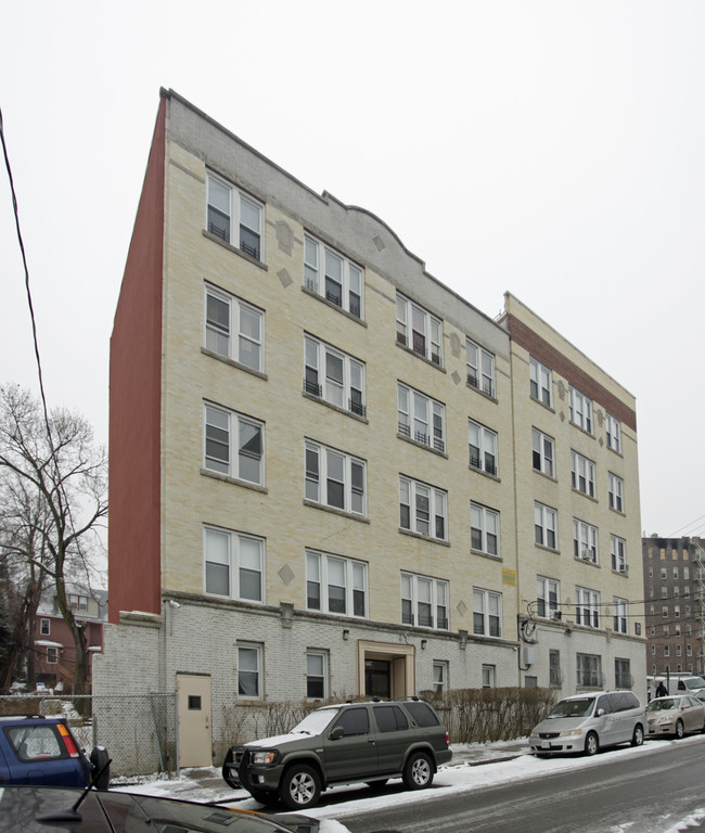 100 Saint Andrews Pl in Yonkers, NY - Foto de edificio - Building Photo