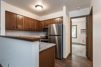 Heritage Square Apartments in Stevens Point, WI - Foto de edificio - Building Photo