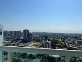 1800 N Bayshore Dr in Miami, FL - Building Photo