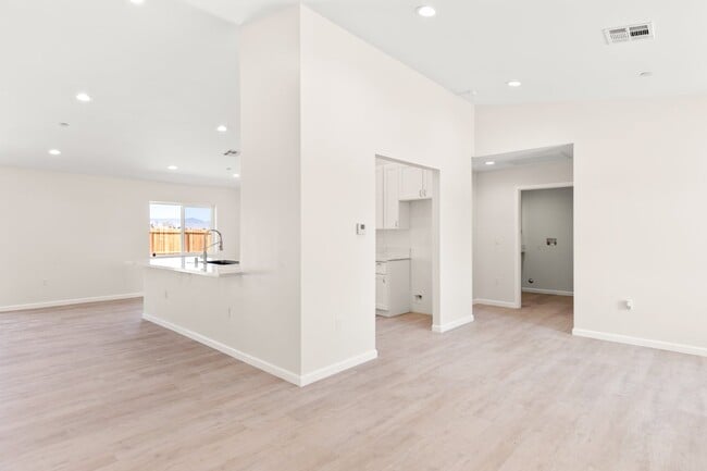 21471 Reed Pl in California City, CA - Building Photo - Building Photo