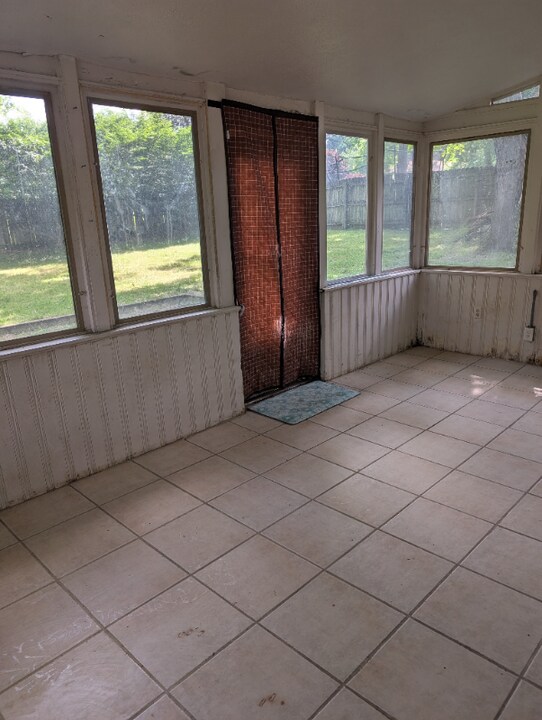 557 Murray Hill Dr in Youngstown, OH - Building Photo