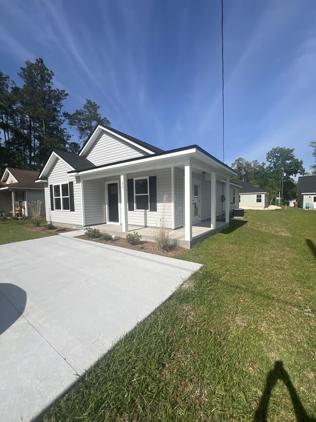 11 Melody Ln in Crawfordville, FL - Foto de edificio - Building Photo