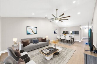 5767 Deauville Cir in Naples, FL - Foto de edificio - Building Photo