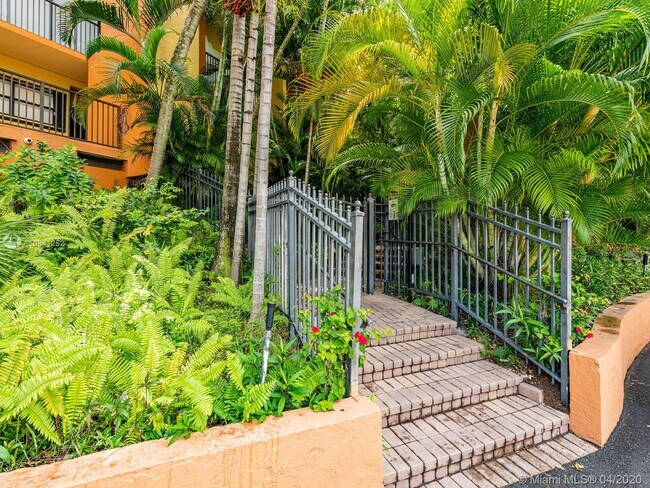 4000 NE 168th St-Unit -113B in Miami, FL - Building Photo - Building Photo