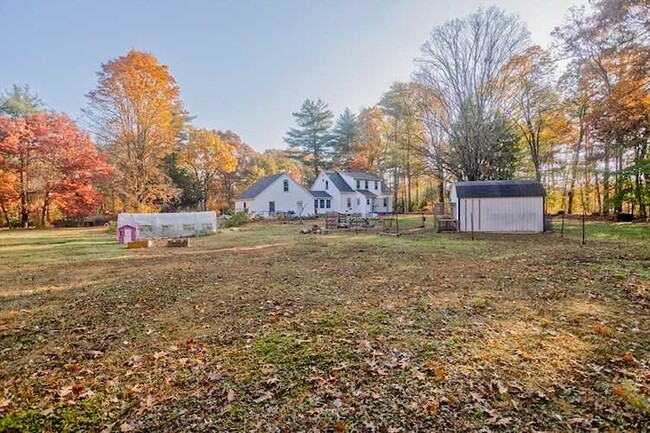 225 State St, Unit 1st Floor in Belchertown, MA - Foto de edificio - Building Photo