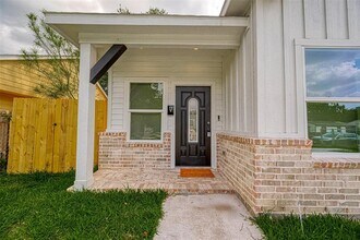 5122 Southwind St-Unit -A in Houston, TX - Foto de edificio - Building Photo