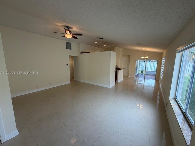1525 Estancia Cir in Weston, FL - Building Photo - Building Photo