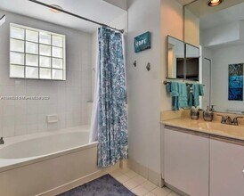 3135 NE 184th St in North Miami Beach, FL - Building Photo - Building Photo
