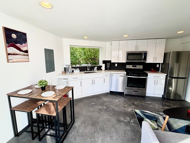 110 Erie Ave, Unit B