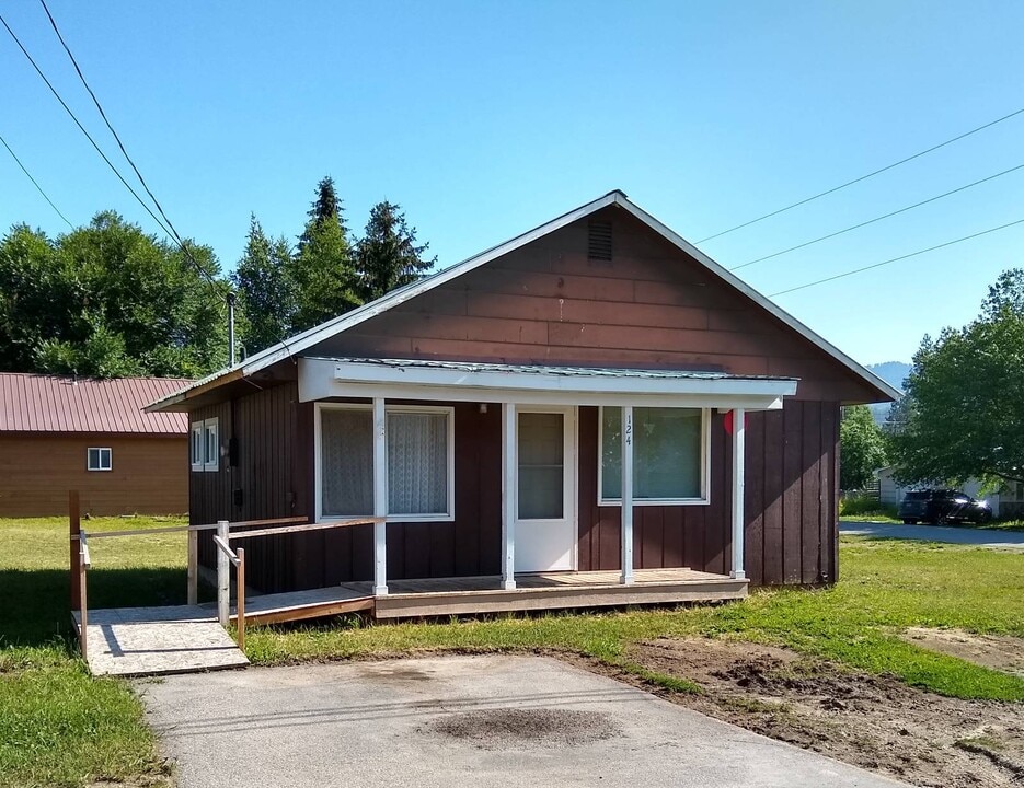 124 E 4th St S in Oldtown, ID - Building Photo