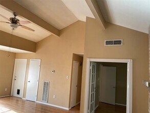1011 E Brompton Dr in Pearland, TX - Building Photo - Building Photo
