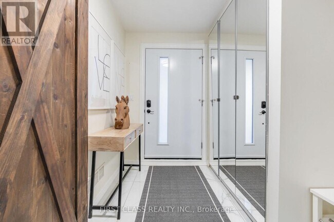 1920 Truscott Dr in Mississauga, ON - Building Photo - Building Photo