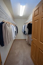 Highlands at Wildwood Lake Apartments 55+ in Menomonee Falls, WI - Foto de edificio - Building Photo