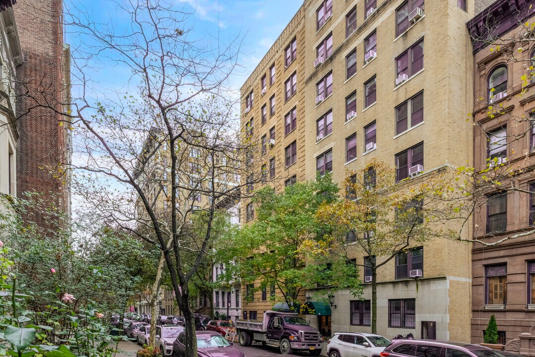 24 W 69th St in New York, NY - Building Photo