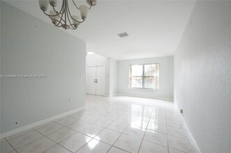 13973 N Forest Oak Cir in Davie, FL - Building Photo - Building Photo