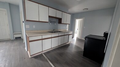 250 Madison Ave, Unit Apt 4 in Berlin, NH - Foto de edificio - Building Photo