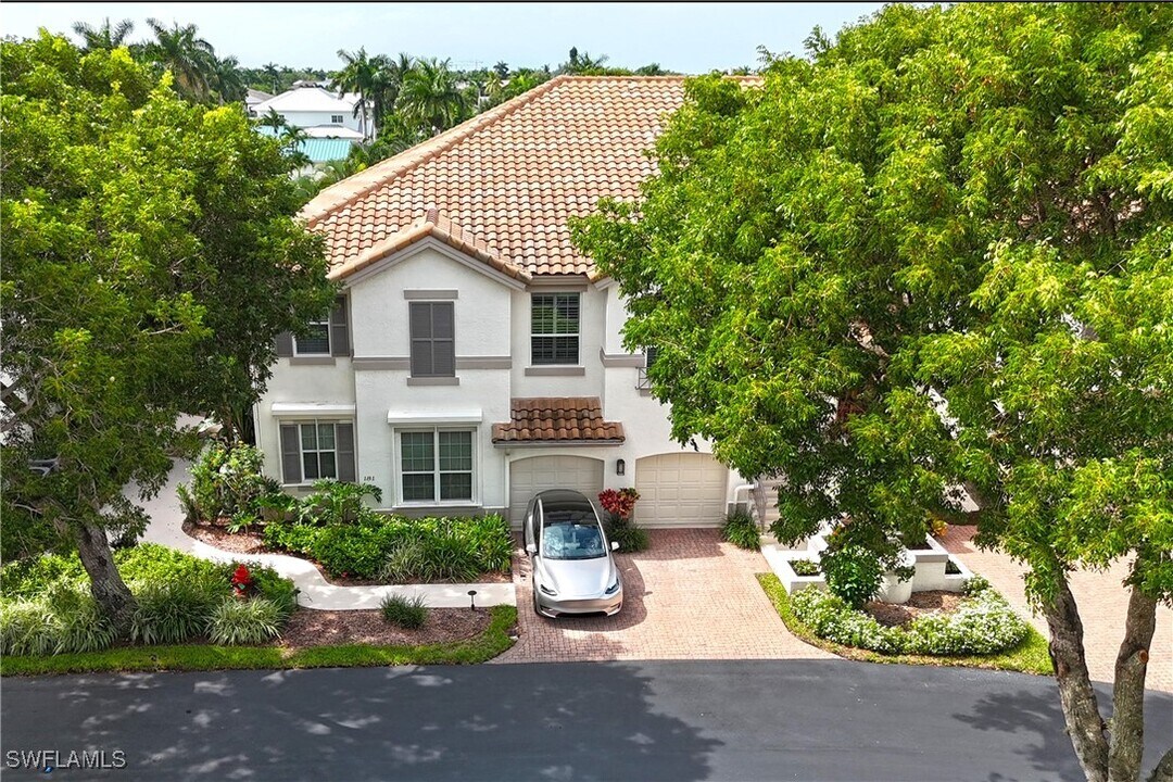 181 Colonade Cir in Naples, FL - Building Photo