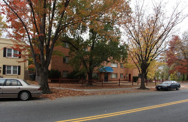 1342 Eastern Ave NE in Washington, DC - Foto de edificio - Building Photo