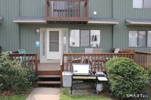 7 Clearwater Ln in East Hampton, CT - Building Photo