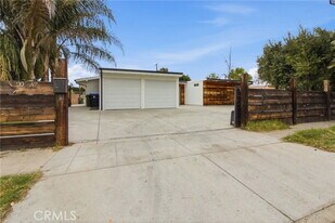 20547 Kittridge St in Los Angeles, CA - Building Photo