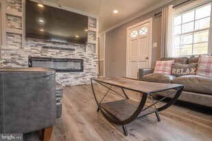 114 Colburn Dr in Manassas Park, VA - Building Photo