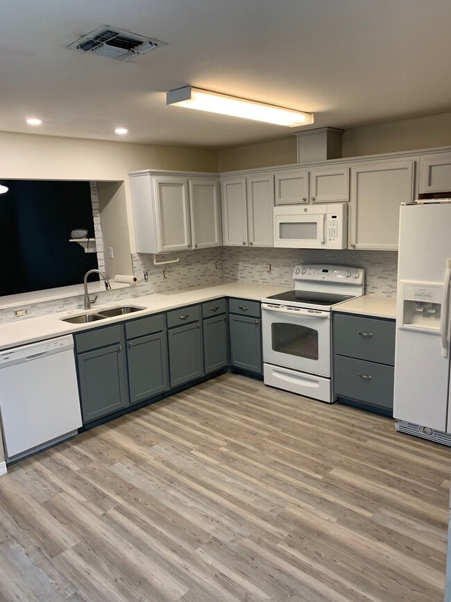 13661 Teague Ln, Unit 16 in Corpus Christi, TX - Foto de edificio - Building Photo