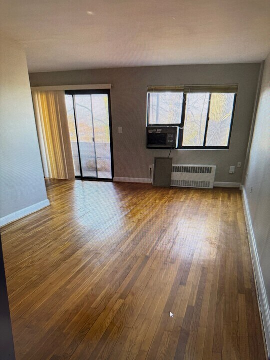 1575 N Colonial Ter, Unit 304 in Arlington, VA - Building Photo