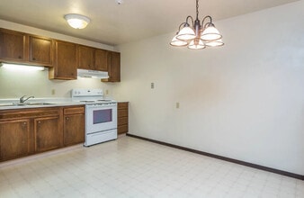 Oakridge Apartments in Sioux Falls, SD - Building Photo - Building Photo