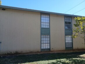 Room in Apartment on Starcrest Dr in San Antonio, TX - Foto de edificio - Building Photo