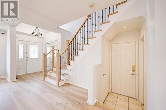 2293 Oakhaven Dr in Oakville, ON - Building Photo - Building Photo