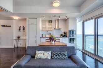 222 Bremner Blvd in Toronto, ON - Building Photo - Building Photo