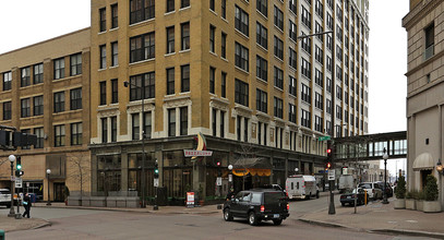 360 Saint Peter St in St. Paul, MN - Foto de edificio - Building Photo