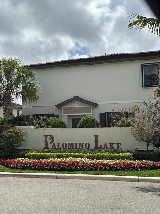 4706 Santa Cruz Way in Davie, FL - Building Photo