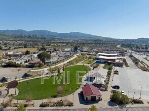 18182 W Sundowner Way in Santa Clarita, CA - Building Photo - Building Photo