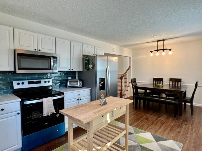 730 Pineborough Rd in Charlotte, NC - Building Photo - Building Photo