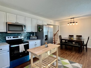 730 Pineborough Rd in Charlotte, NC - Building Photo - Building Photo