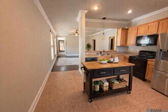 14013 Stone Gate Dr in Baton Rouge, LA - Building Photo - Building Photo