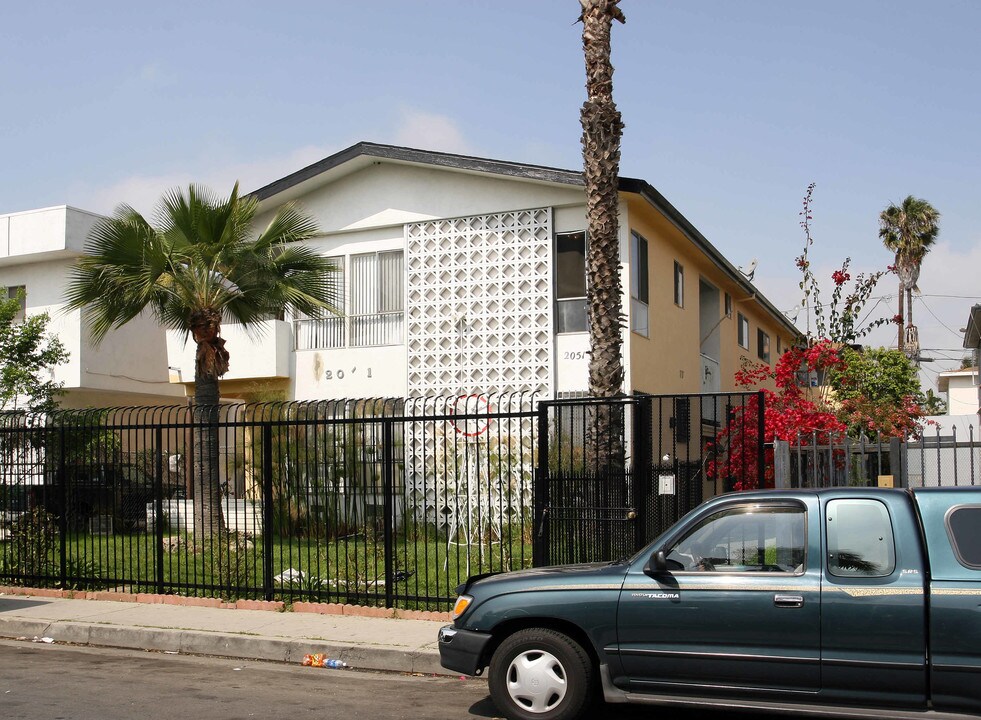 2051 S Corning St in Los Angeles, CA - Building Photo