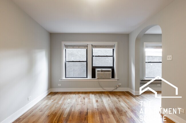 556 W Arlington Pl, Unit 410 in Chicago, IL - Building Photo - Building Photo