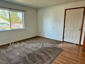 642 1/2 E Dearborn Ave in Shelton, WA - Building Photo - Building Photo