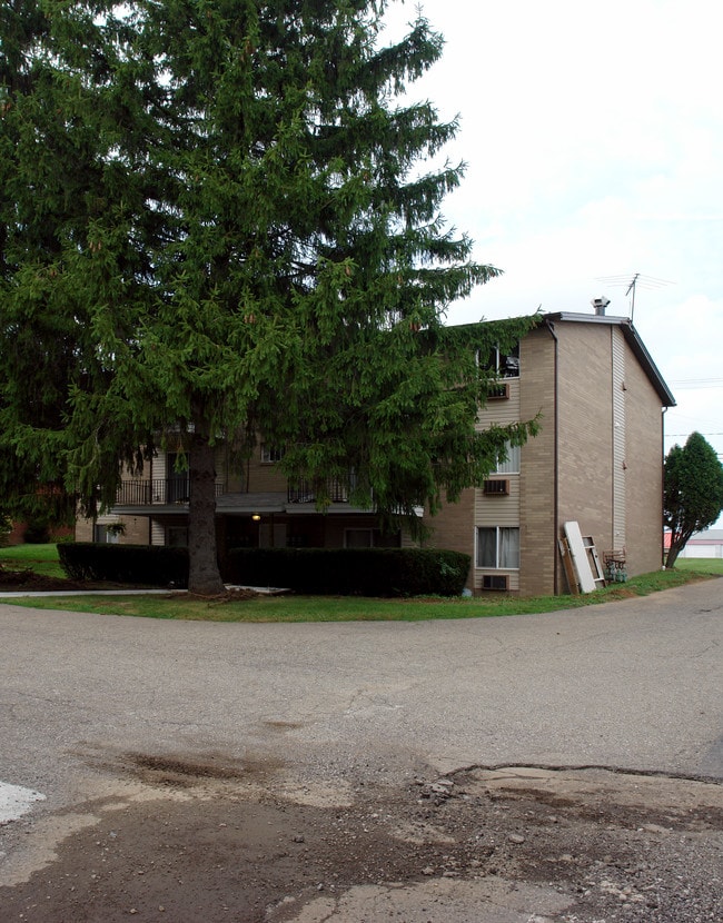 142 Applegrove St NE in Canton, OH - Foto de edificio - Building Photo