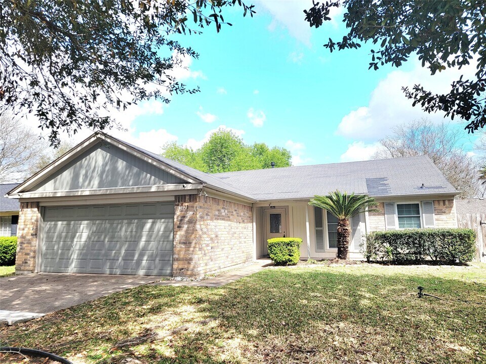 3923 Issacks Way in Sugar Land, TX - Building Photo