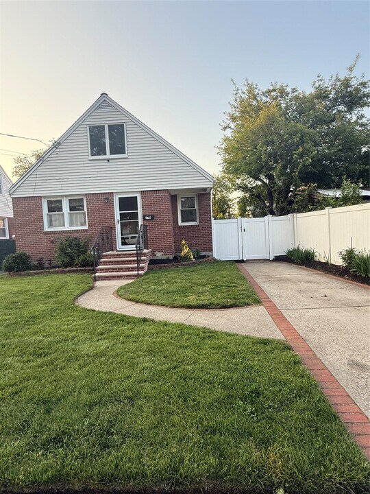 278 Lexington Ave in West Hempstead, NY - Building Photo