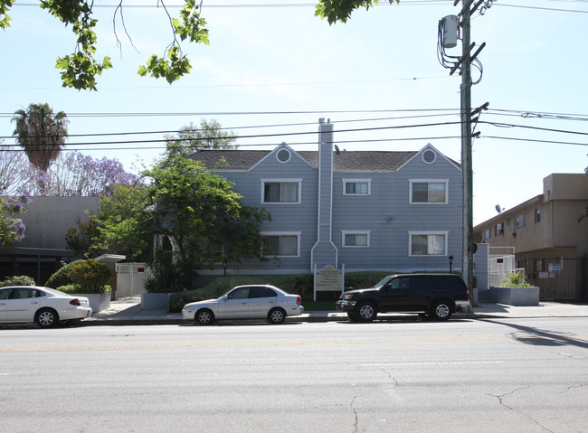 4750 Kester Ave in Sherman Oaks, CA - Foto de edificio - Building Photo