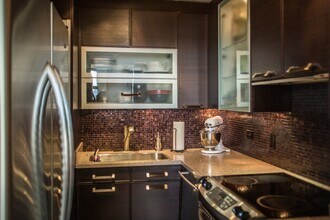 1455 N Sandburg Terrace in Chicago, IL - Building Photo - Building Photo
