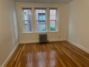 76 Strathmore Rd, Unit #203 in Boston, MA - Foto de edificio - Building Photo