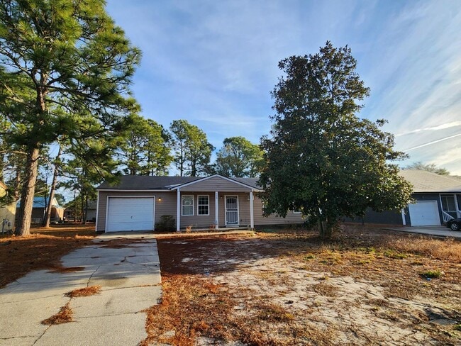 408 Sheila St in Hope Mills, NC - Building Photo - Building Photo