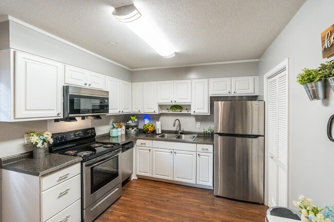 Colonial Townhouses- Students save up to 10%! in Durham, NC - Foto de edificio - Interior Photo