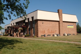 Heritage Square Apartments in Woodhaven, MI - Building Photo - Building Photo